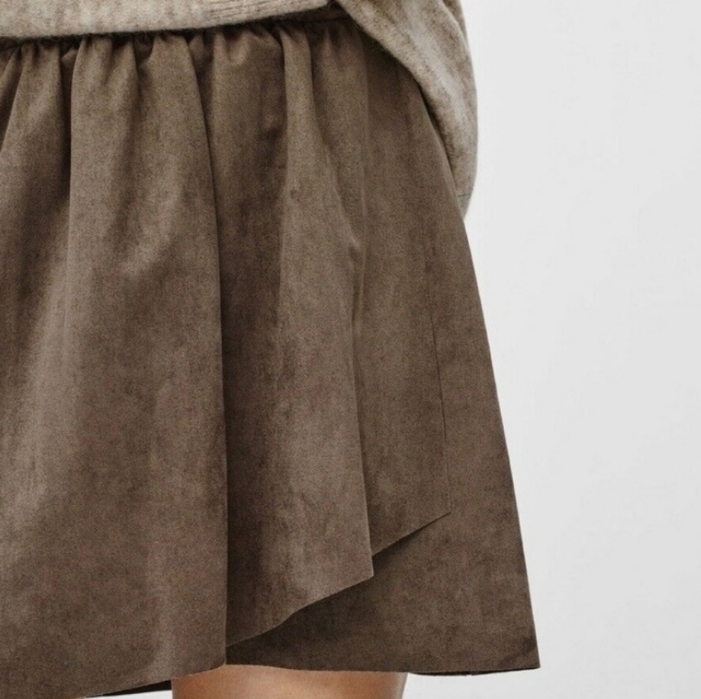 NWOT Aritzia - Wilfed Free Olive Nescher Faux Suede Skirt